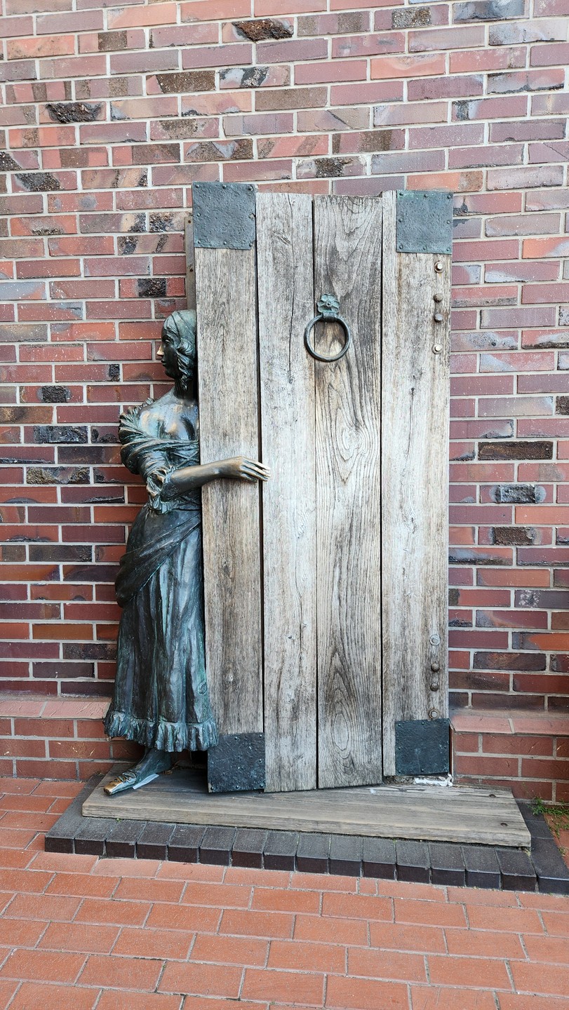 Замечательная расслабленная прогулка с Сергеем, не перегруженная историческами фактами и датами. Собор и окрестности произвели впечатление,