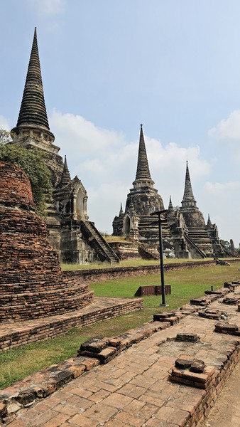 Сегодня были на экскурсии в Аюттайе — и это было одно из самых сильных впечатлений за