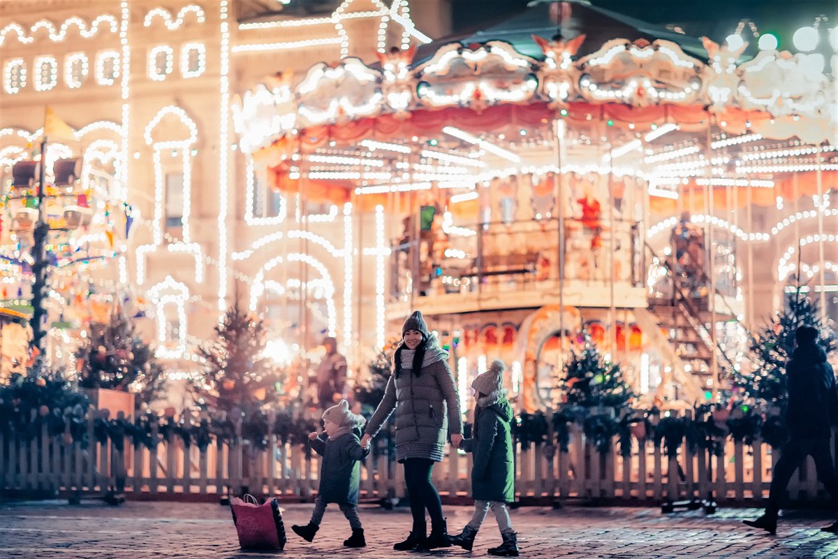 Фото 1 - Экскурсия: "По новогодней Москве со Снегурочкой: экскурсия-квест!"