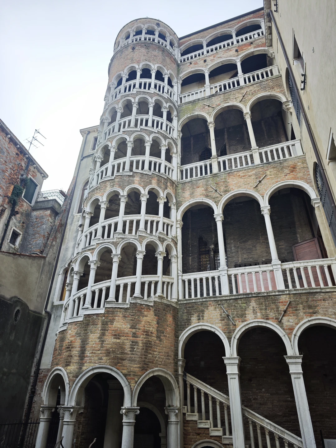 Восхитительная экскурсия! Легкая, информативная, комфортная и веселая! Получили огромное удовольствие и могли бы с Юлией ходить