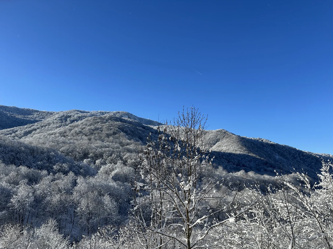 导游Владислав非常迷人，他的队伍都团结友爱，大家都在出发的时候就互相认识，并一起行动，相互帮助。路线和游玩都十分满意，十分推荐这位导游。