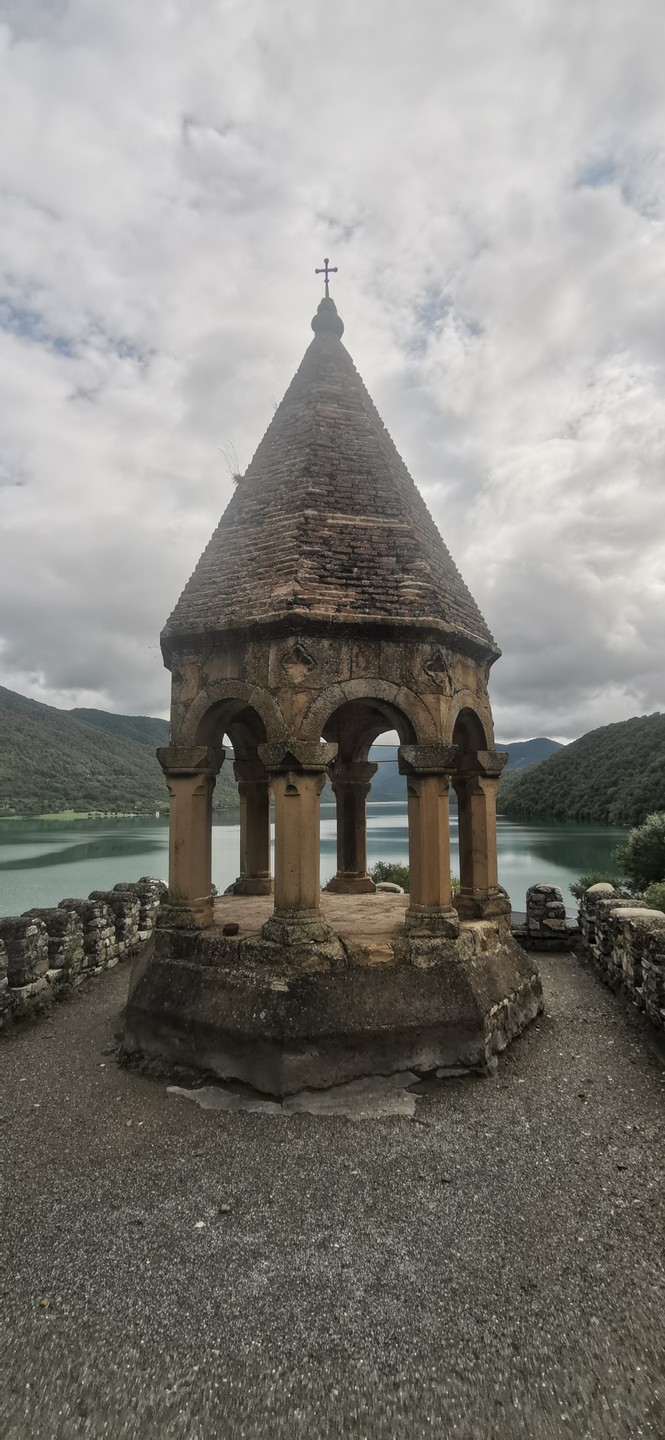 Экскурсия понравилась, горы прекрасны, локации интересны, гид рассказывала все на 2 языках, русский и английский. Мы