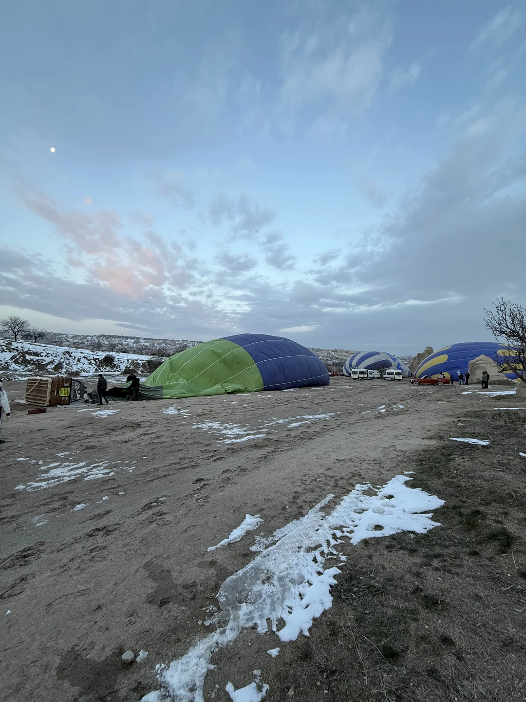 Полет на воздушном шаре над долинами Каппадокии — настоящее волшебство: рассвет, тишина и фантастические пейзажи. Отличная
