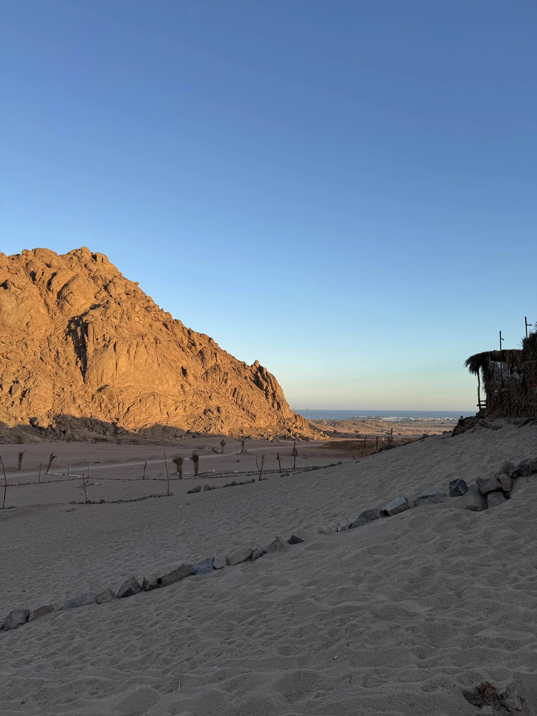 Отличная экскурсия! Мы были втроём, никого вокруг, никаких квадроциклов и багги, никакой пыли. Для нас изменили