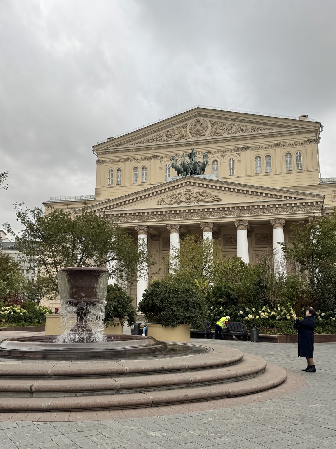 Дмитрий прекрасный рассказчик, чудесная прогулка по центру Москвы. Даже кто прекрасно знаком с центром, интересно посмотреть