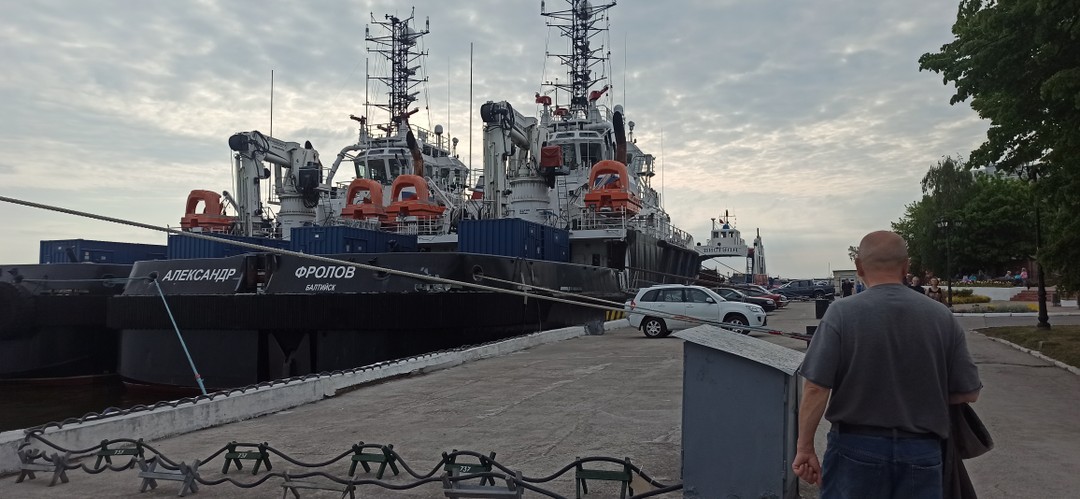 Всю дорогу до Москвы в самолёте читали книгу, подаренную Игорем. Замечательные рассказы. Пишите ещё, у Вас