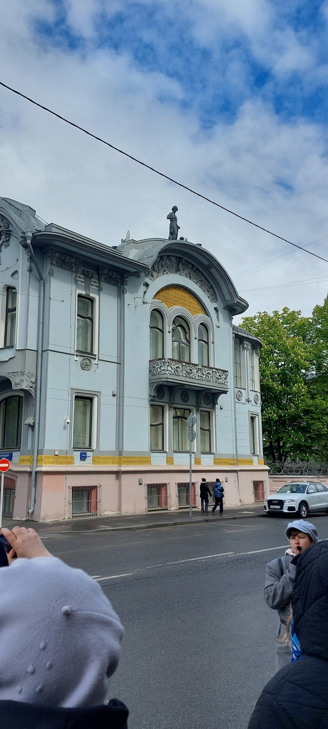 Гид Мария,была очень интересным рассказчиком. Организация экскурсии отличная. Посмотрели много особняков стиля модерн,что лично для меня
