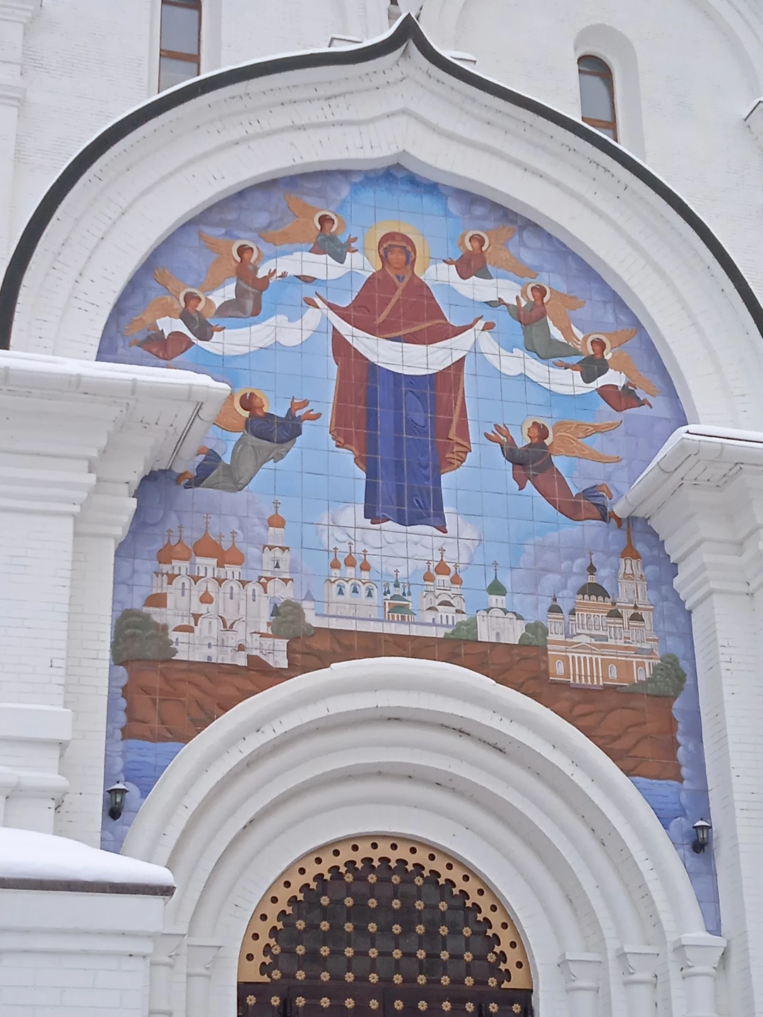 Хорошая экскурсия, нам всё понравилось. Гид Ольга доходчиво всё объясняла, ездили на микро-автобусе. Из окон не