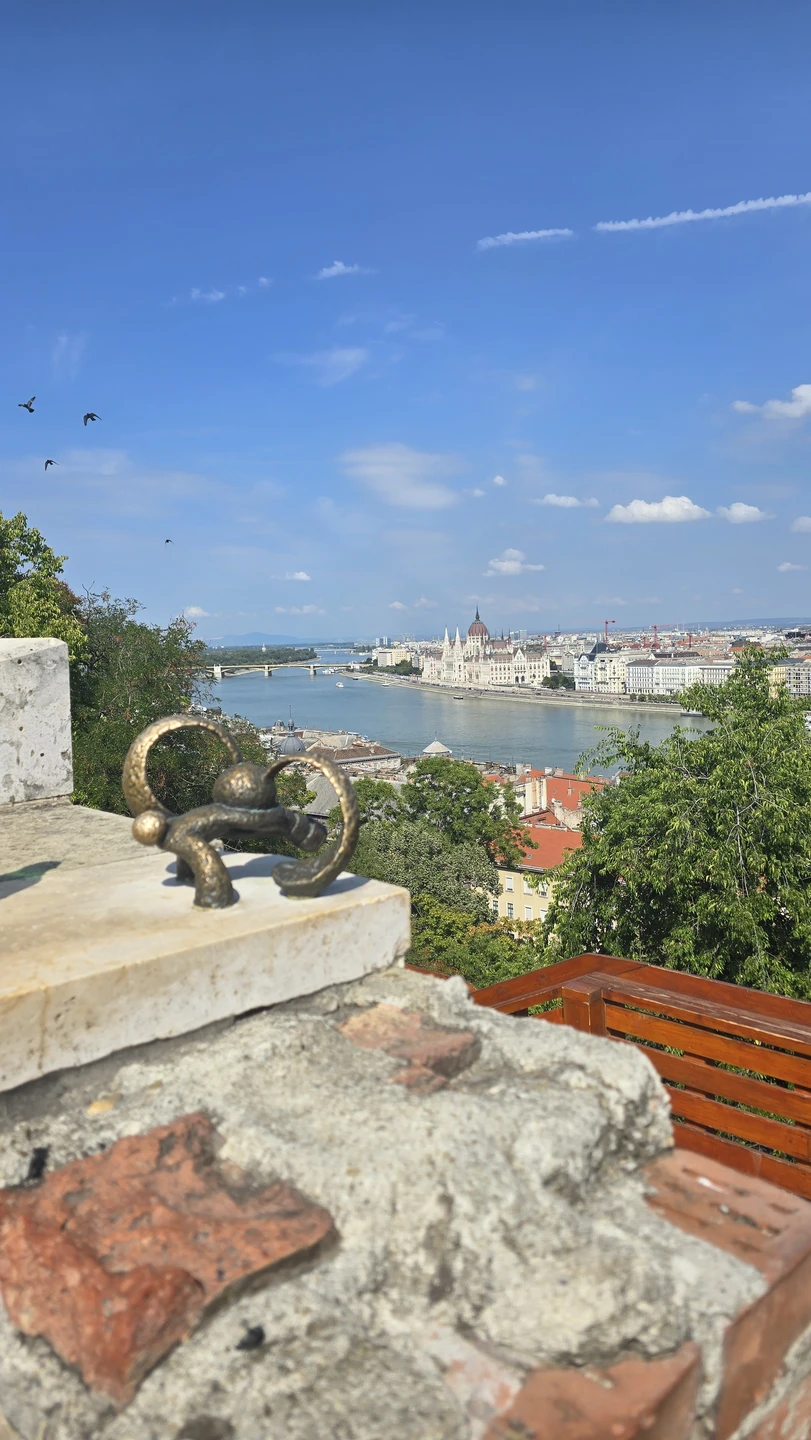 Аркадий прокатил нас по всему городу с комфортном, с остановками на всех основных достопримечательностях. Он рассказал