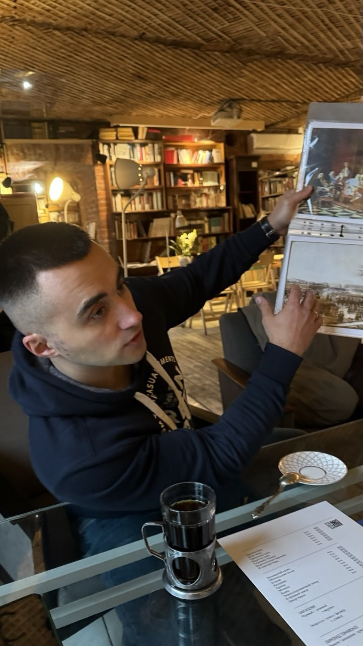 Отличная экскурсия! Все очень понравилось) Виталий отличный рассказчик, очень интересный материал. Невероятная память у гида! Читает