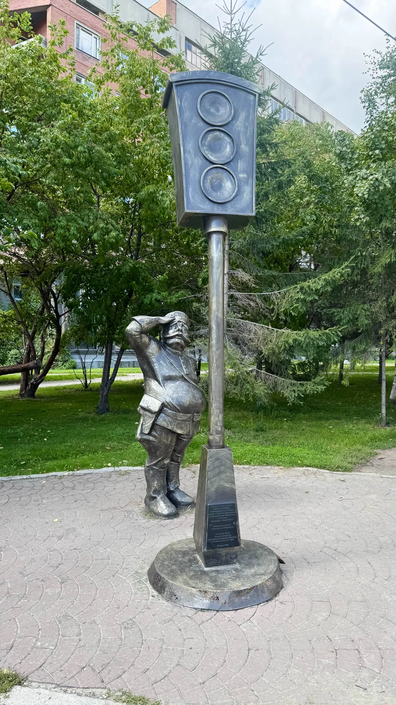 Вполне хорошая обзорная экскурсия. Чистый автомобиль, большой, комфортный. Поездили по городу, немного походили. Самое то, чтобы