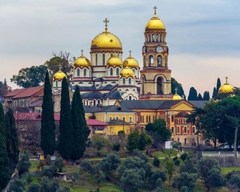 Рынок в Сухуме, Новоафонская пещера, станция Псырцха, Новоафонский монастырь и Сухумский ботанический сад