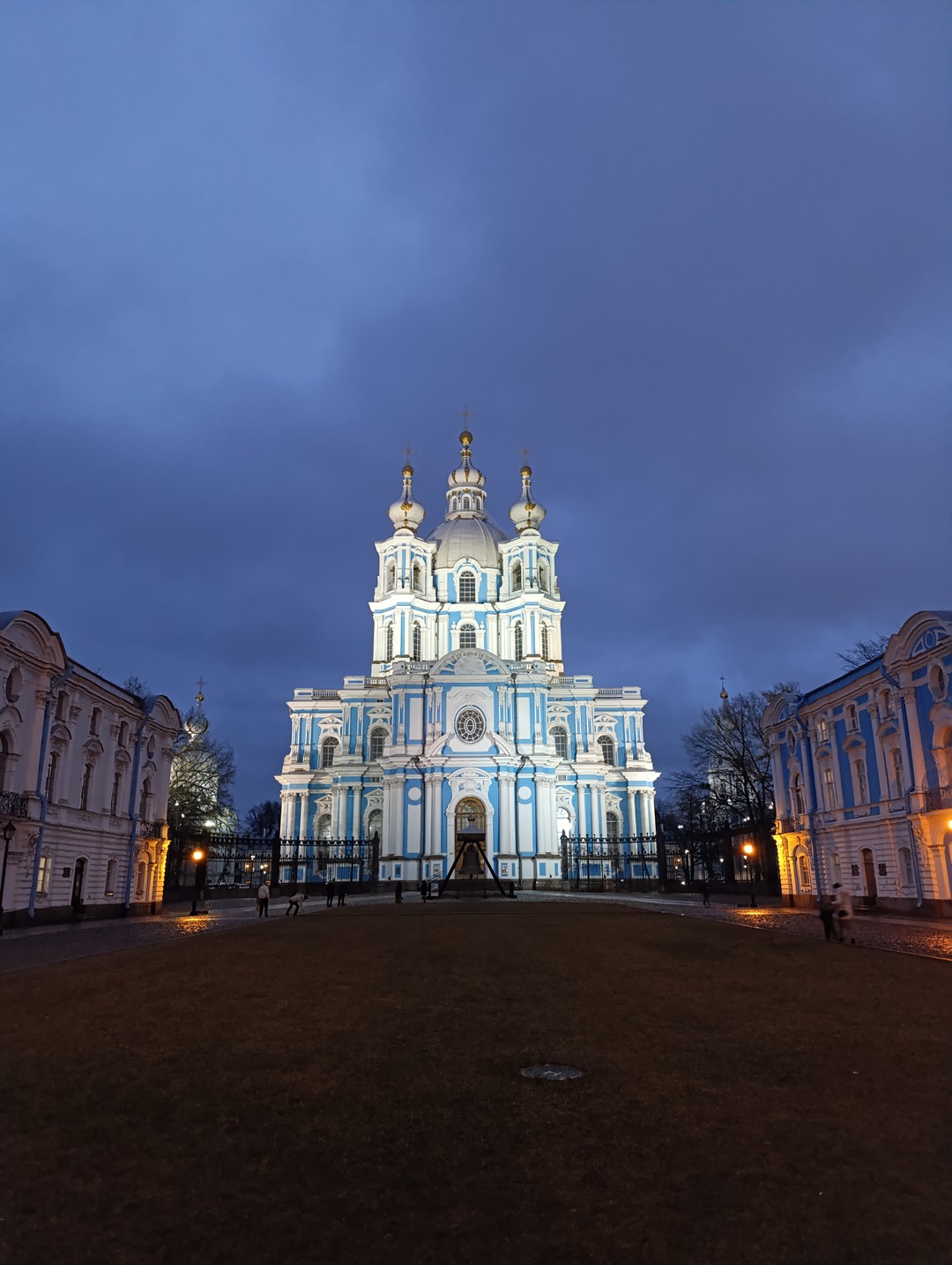 Посетил экскурсию 20 декабря в Смольном соборе. Очень интересный рассказ про историю Рождества, традиций и особенности