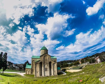 Храмы Баграти и Гелати, монастырь Моцамета и пещера Прометея