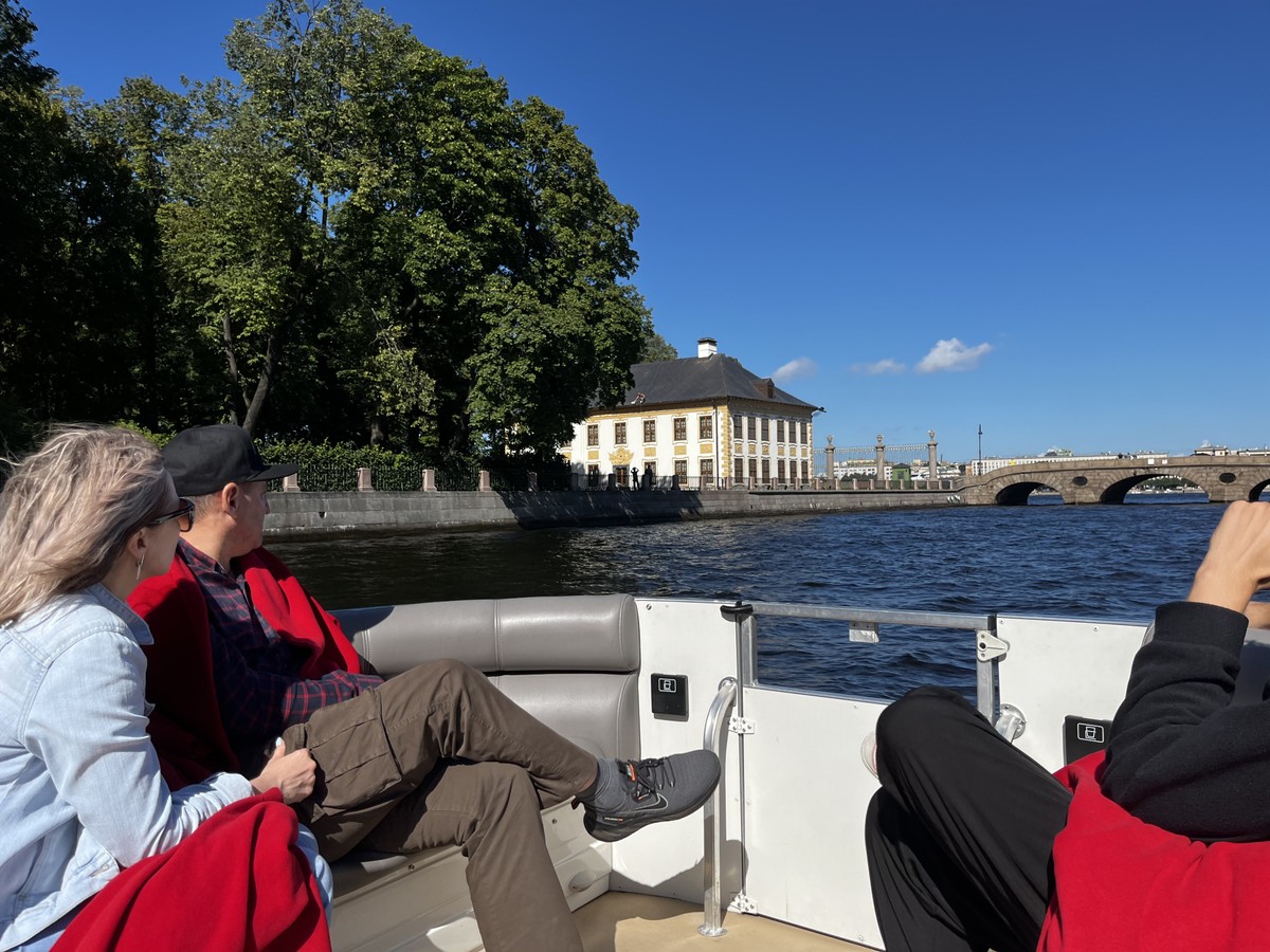 Экскурсия По рекам утреннего Петербурга — на катере и в небольшой группе