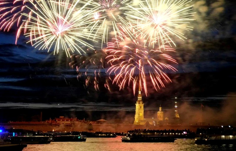 Ночное свидание с Петербургом на катере