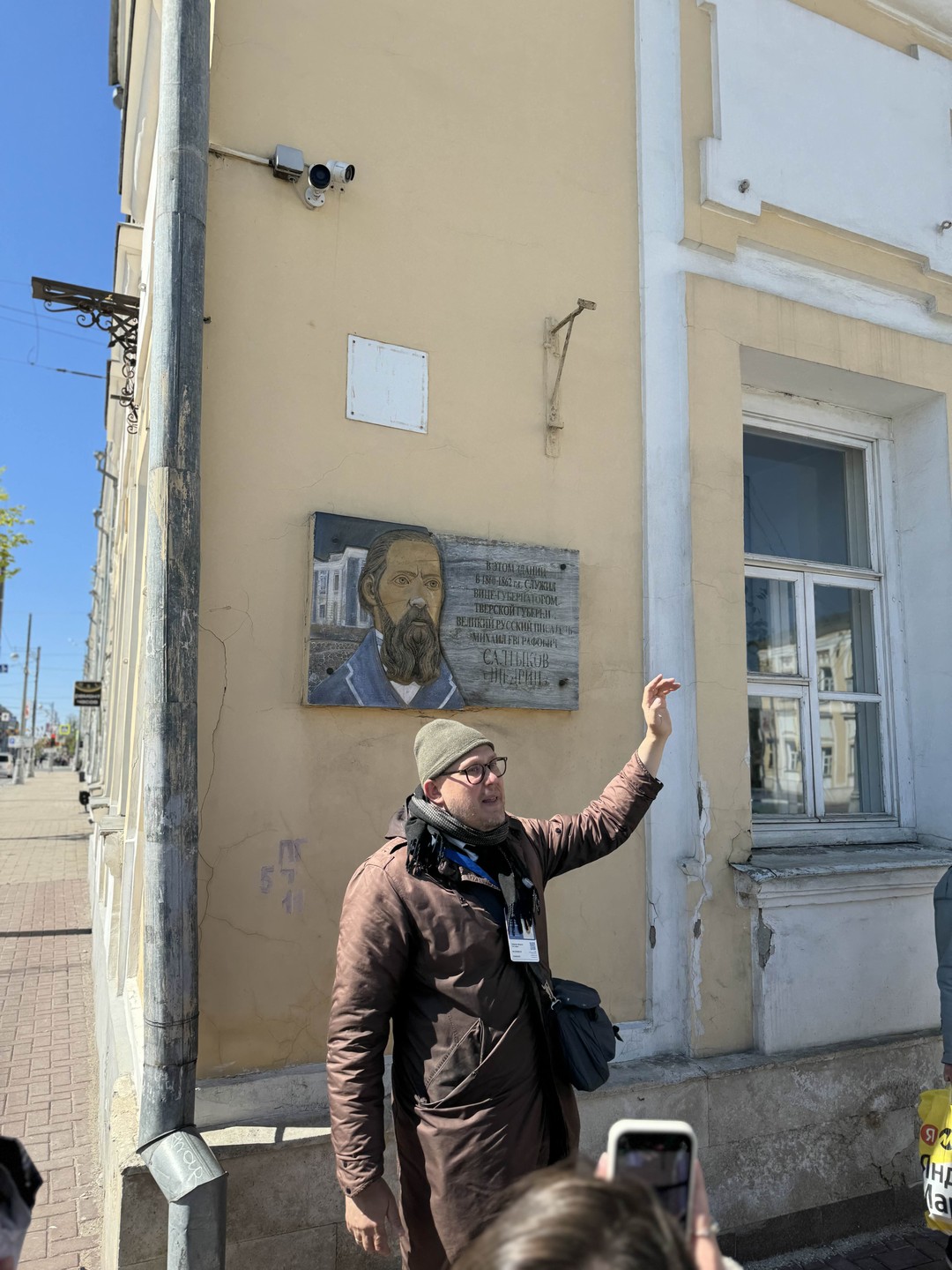 Крутой эмоциональный гид, привлекает внимание интонацией, голосом, дарит книги, маршрут охватил весь старый город