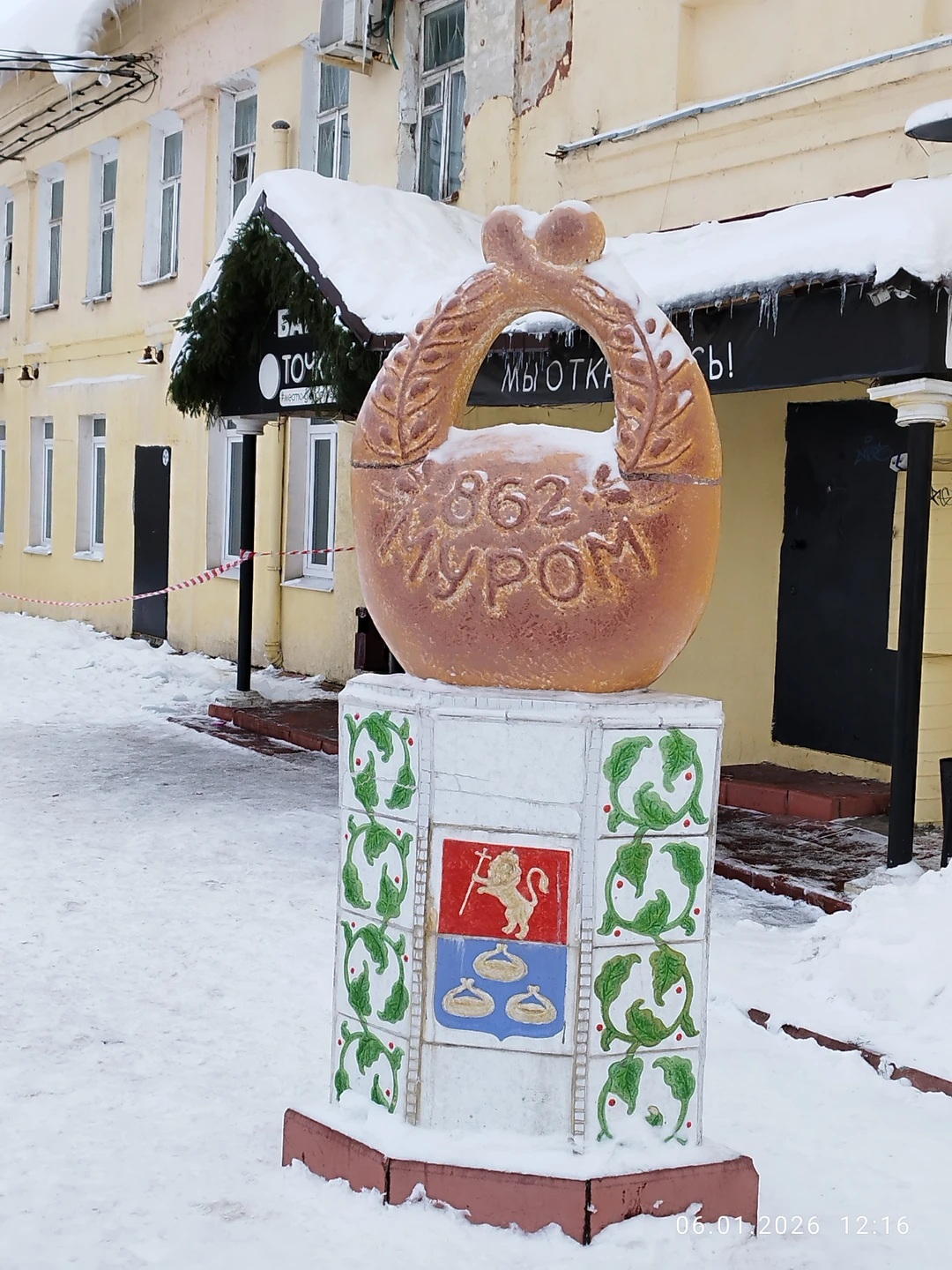 Повезло с экскурсоводом-Анной, позитивно заряженный человек, подача исторических материалов в максимально доступной форме, с юмором. Если