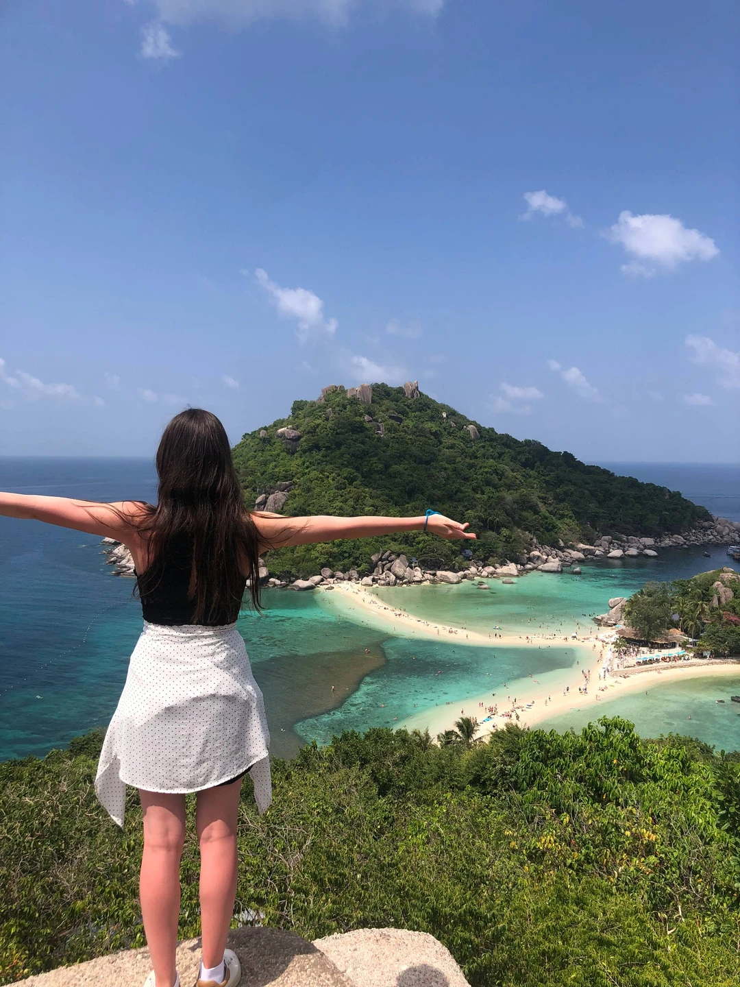 Утром в назначенное время приехала машина и забрала у отеля, далее был общий сбор, завтрак и