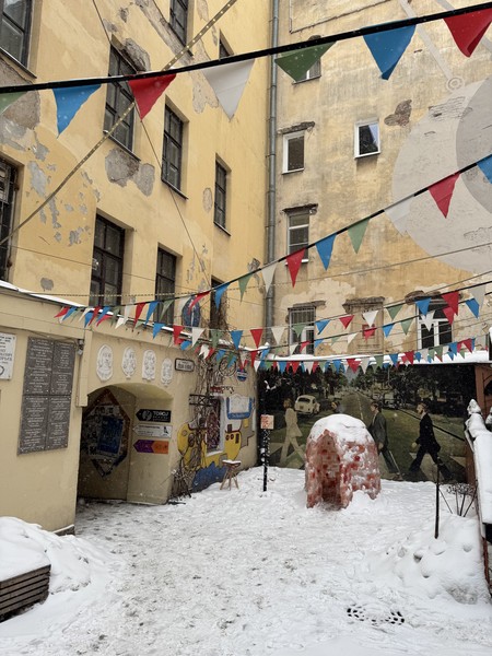 Хочется выразить огромную благодарность Александру за экскурсию по Лиговскому. Мы не первый раз в Питере, но