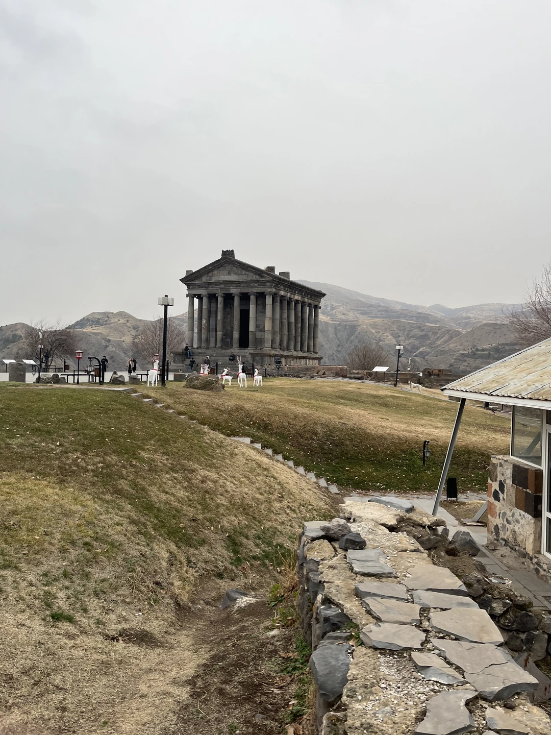 Нам очень повезло, что первое посещение Армении началось именно с этой экскурсии. Страна старинных намоленных храмов