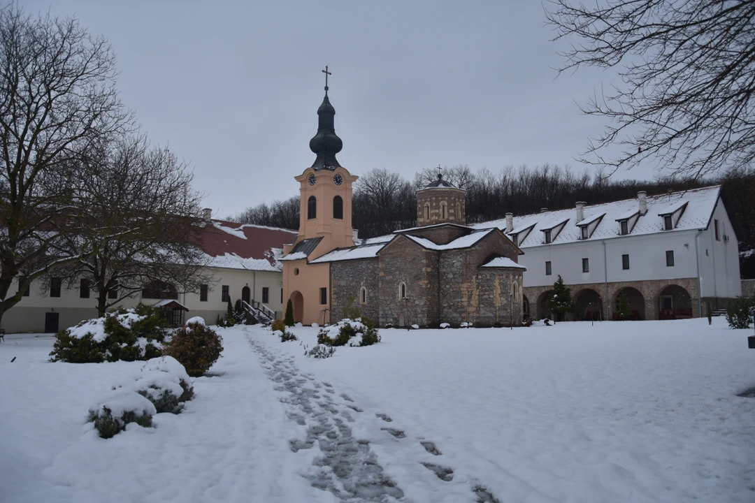 Конечно, путешествовать лучше весной. Но в этом году нам повезло увидеть нетипичную зимнюю Сербию, заваленную снегом