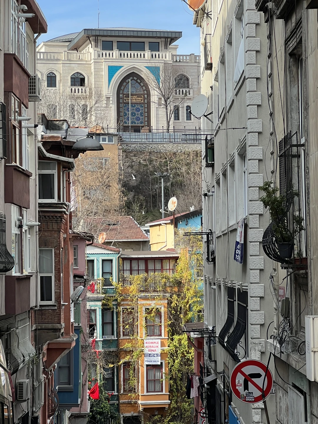 Прекрасная прогулка, интересные рассказы, красивые уголочки Балата, которые самим сложно найти, а куда-то и вовсе не попасть!