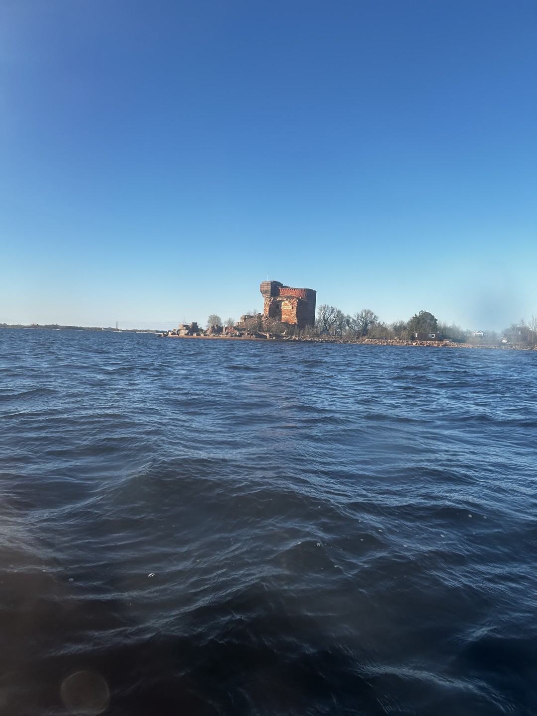 Были семьей на водной прогулке к фортам Кронштадта, гидом был ну очень колоритный Максим(вроде бы так)