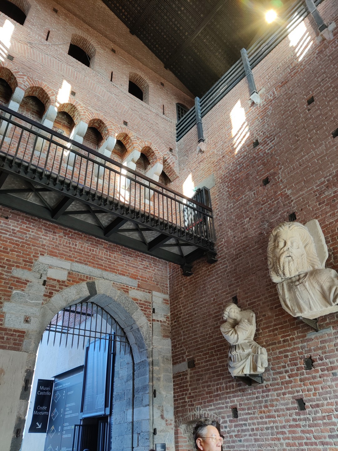 Были с семьёй на экскурсии по Милану с Оксаной. Остались очень довольны… самостоятельно никогда бы не