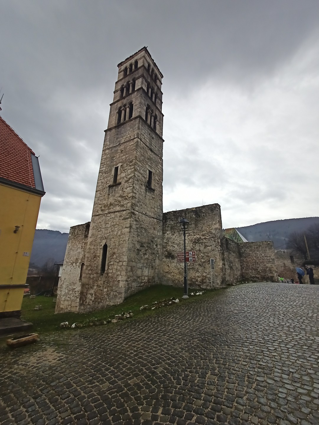 Если вы хотите посетить Травник и Яйце, рекомендую взять эту экскурсию. Расстояние очень внушительное, но на