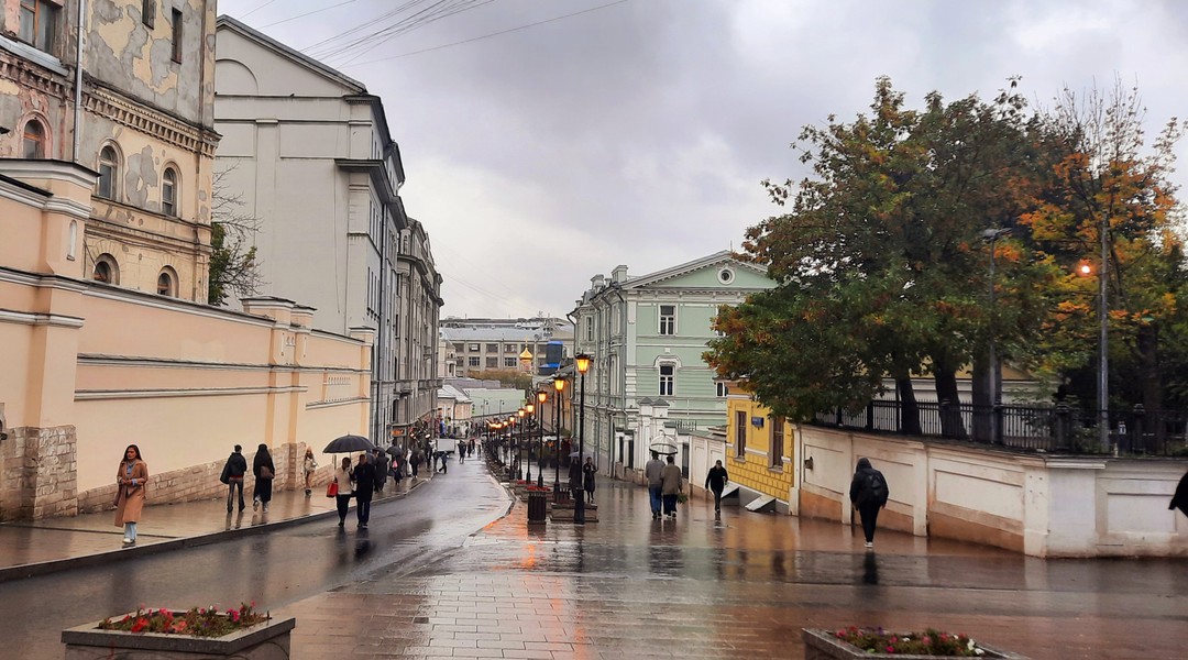 Были с подругой на экскурсии "Москва непарадная, приветливая, милая". Александр вел нас интересными проулками, заходили в