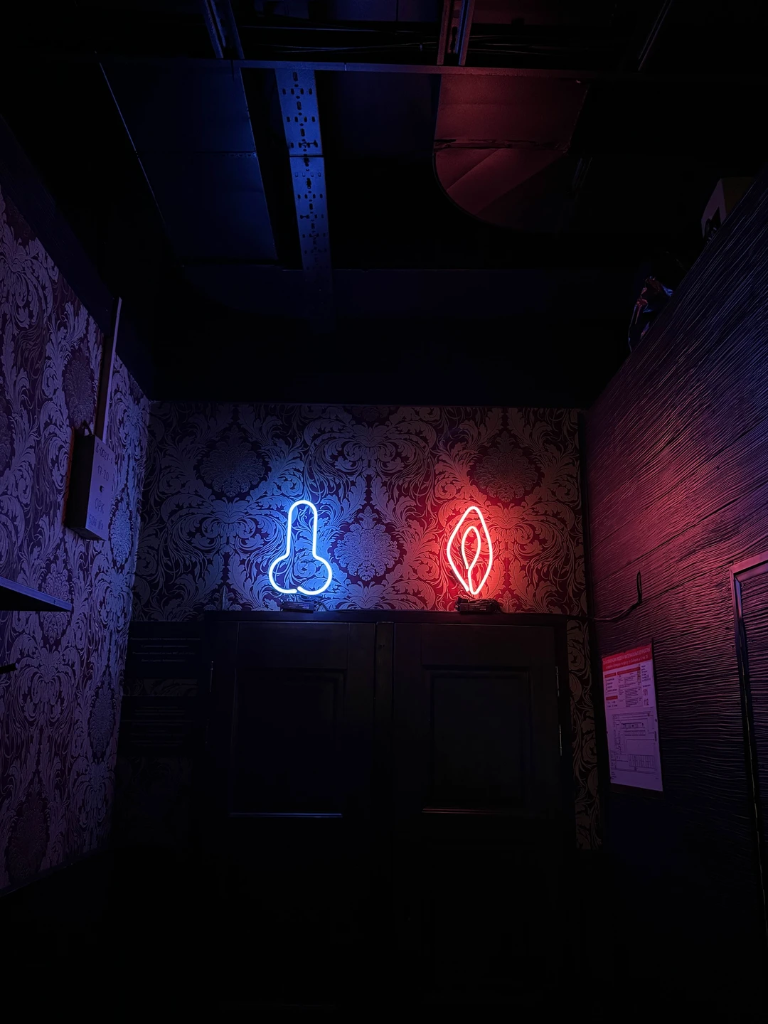 Все прошло отлично, очень классные атмосферные бары, контингент везде разный, но все было прилично!