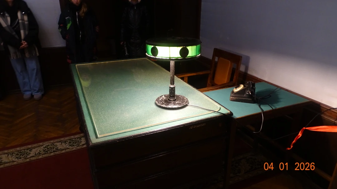 Экскурсия, то что называется «мастси». Не только посещение «Бункера Сталина», но и подробная экскурсия по местам