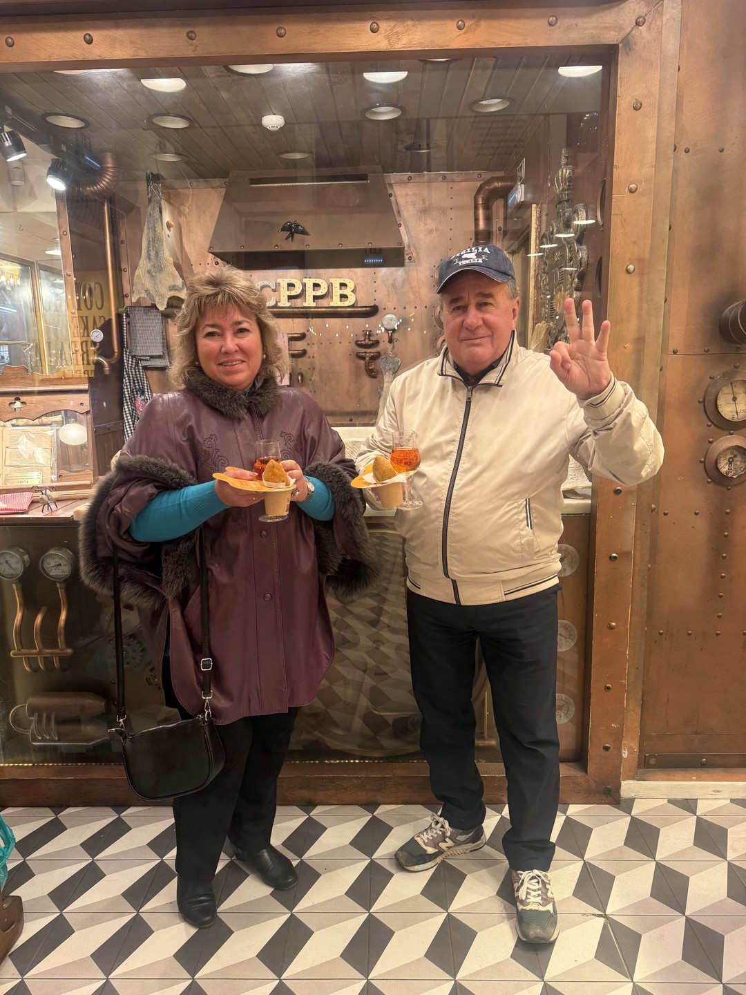 Чудесная экскурсия с чудесным человеком! Именно о таком первом вечере в Лиссабоне я мечтала: Елена не