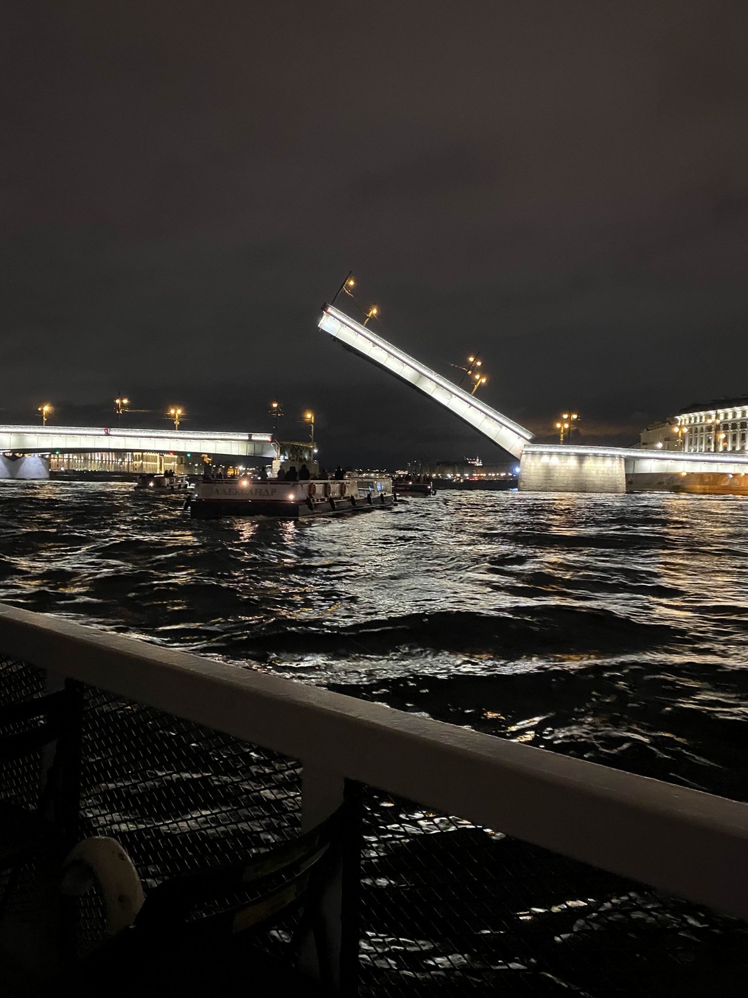 Экскурсия в целом понравилась, все мосты увидели, крейсер Аврора, обзор всех достопримечательностей.