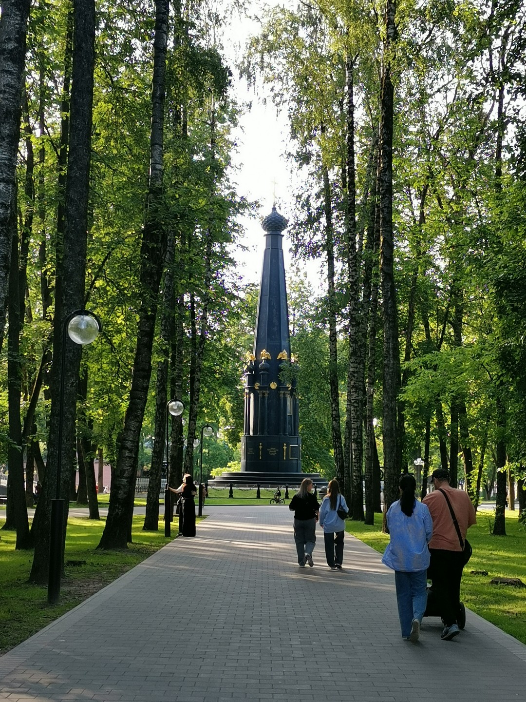 Любовь - отличный экскурсовод, горячо любящий свой город, превосходно владеющий информацией об истории города, знаменитых смоленчан