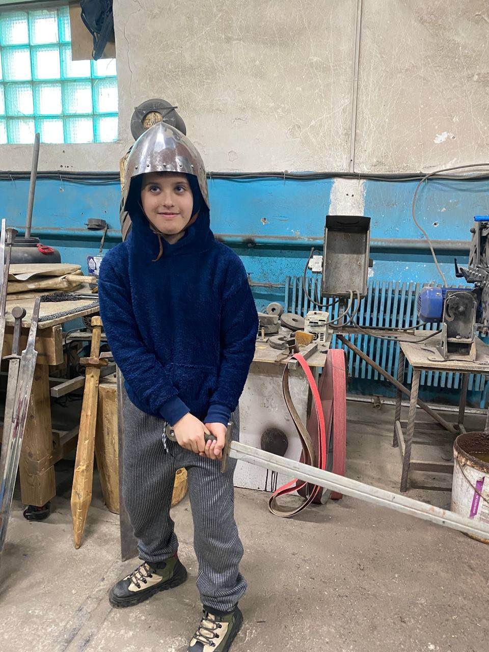 Мы подарили сыну мастер-класс в кузнице-исполнили его мечту! Летом сын сам пытался ковать на даче, без