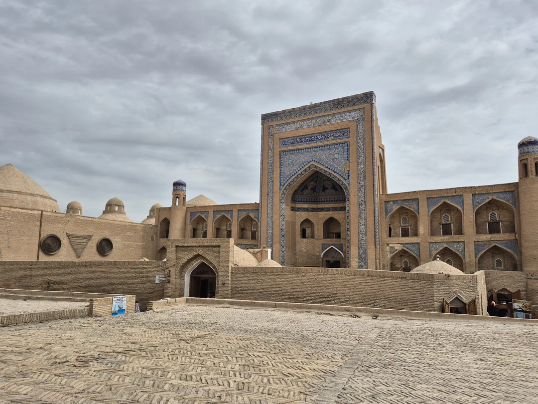 Хива-это восточная сказка, какой она и должна быть. Очень красивый старый город. Дадахон замечательно знает и