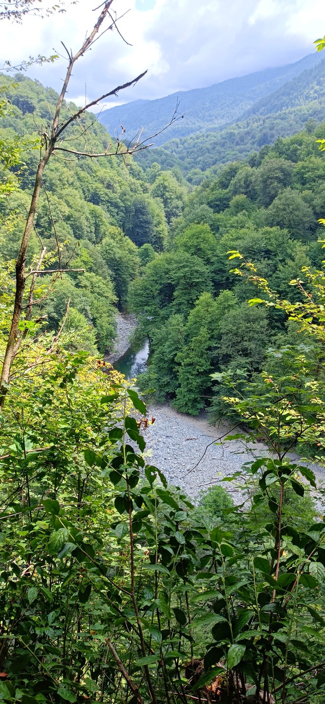 Путешествие действительно волшебное! Маршрут не простой, мы прошли 22 км. В маршруте 3 красивейших водопада. Тропа