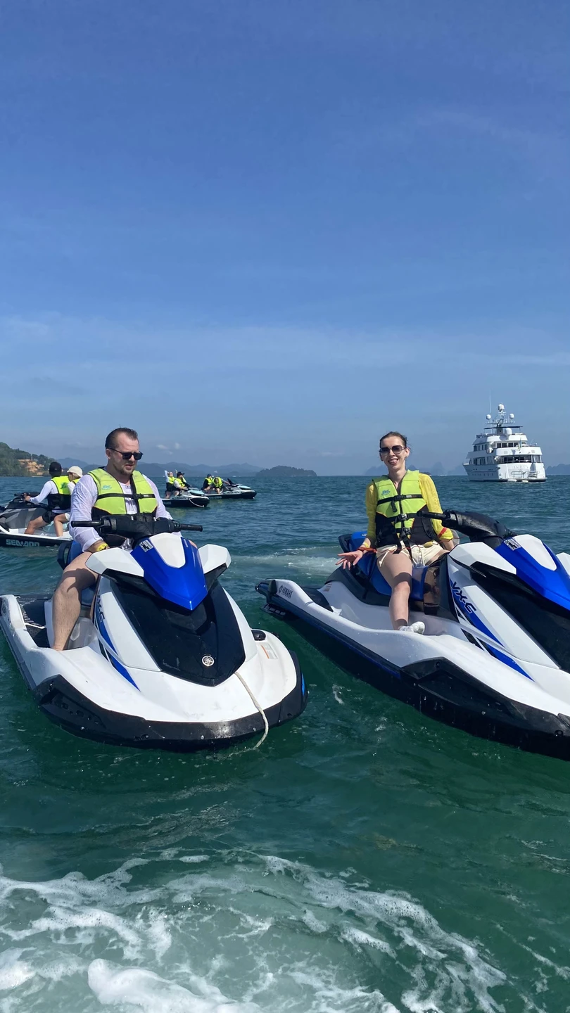 Всем доброго времени. Это не экскурсия, а катание на гидроциклах со скоростью 70 км/ч примерно, зависит