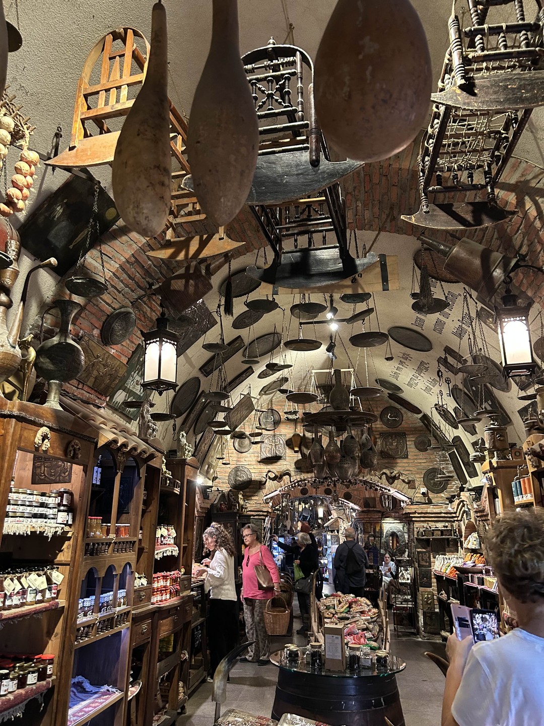 Нино замечательный гид и прекрасная девушка! Водила нас по всему центру, мы все видели и составили