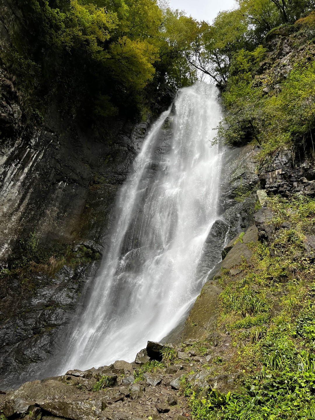 Для тех, кто любит природу в любую погоду. Великолепие видов завораживает. Сквозь облака к горным озерам,