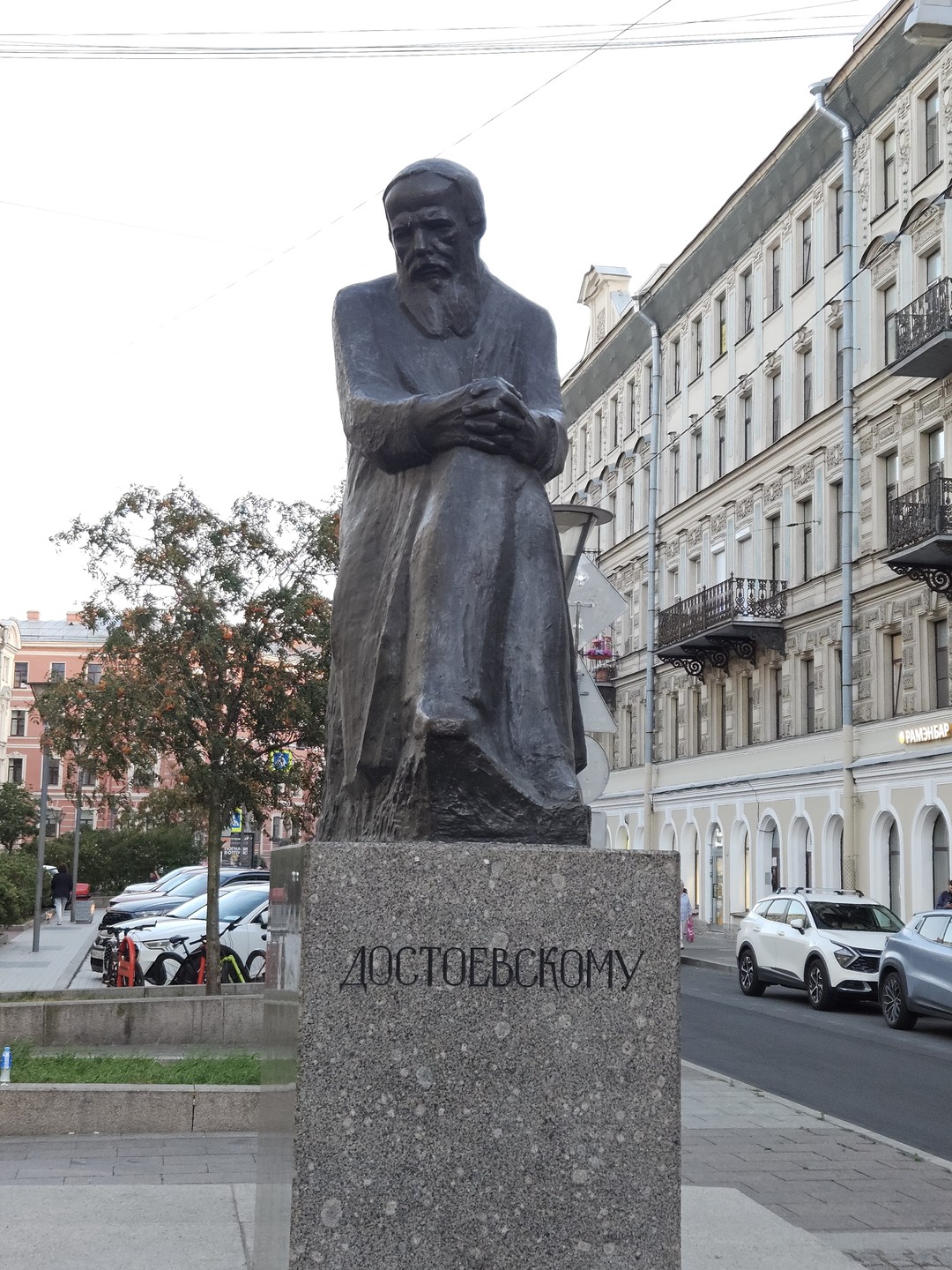 Мне понравилась прогулка, узнала новые детали, хотя до этого самостоятельно изучала биографию Достоевского довольно подробно. В