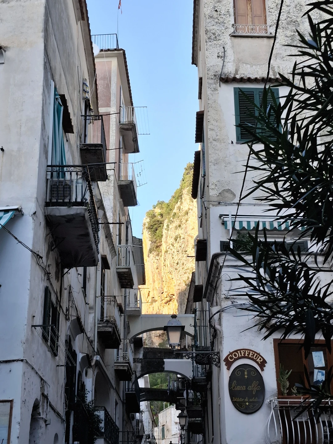 Сергей отличный организатор и прекрасный гид. Уверенно владеет материалом, знает местный колорит, открыл удобные точки обзора