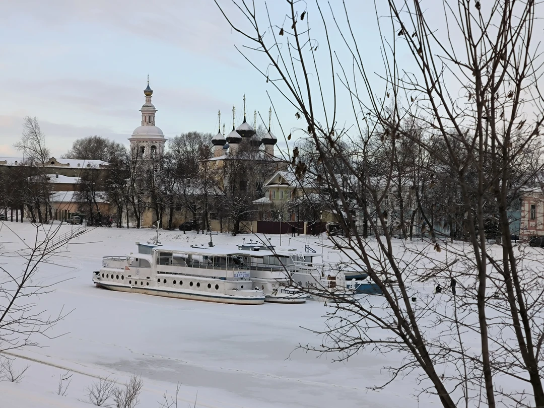 Прекрасная прогулка по исторической набережной города, с "открыточными" видами, с погружением в богатую историю Вологды. Чудесный