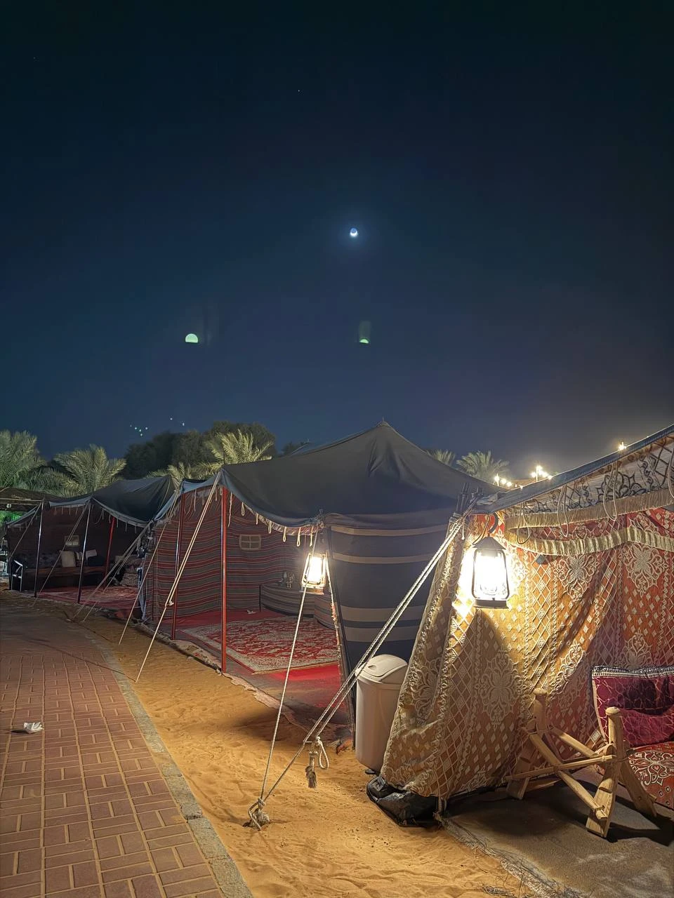 К организации экскурсии вопросов нет. Всё, что заявлено, исполнено. Катание, ужин, представление. В джипах рекомендую пристегиваться