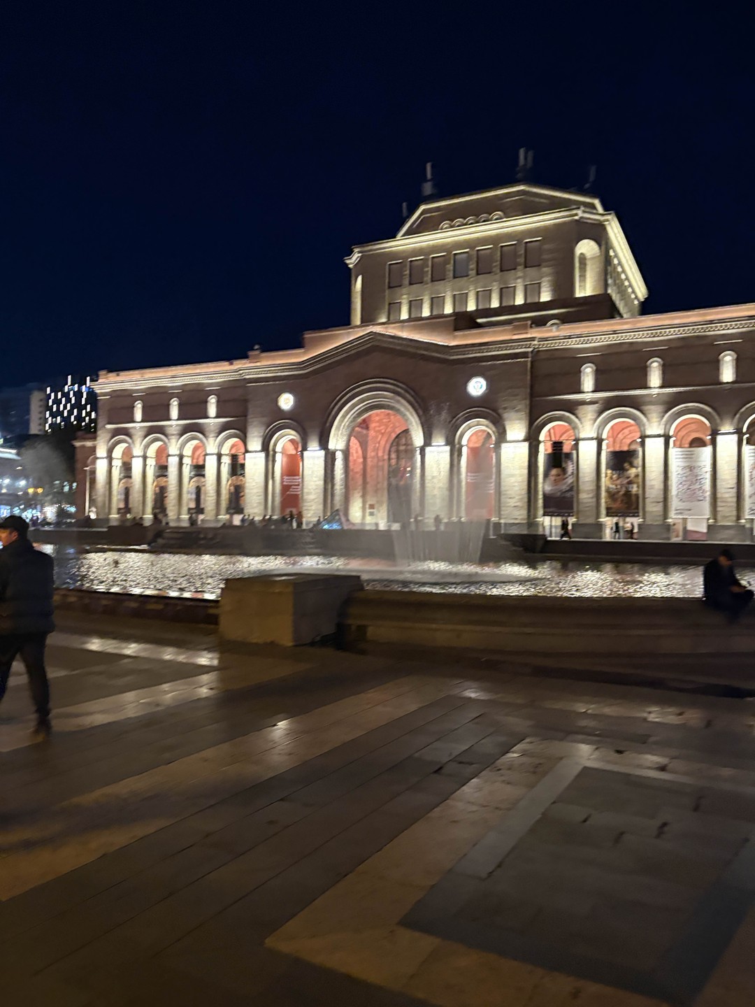 Шушан с любовью рассказывает про свой город и историю. Много интересных деталей. Очень приятная прогулка по вечернем городу