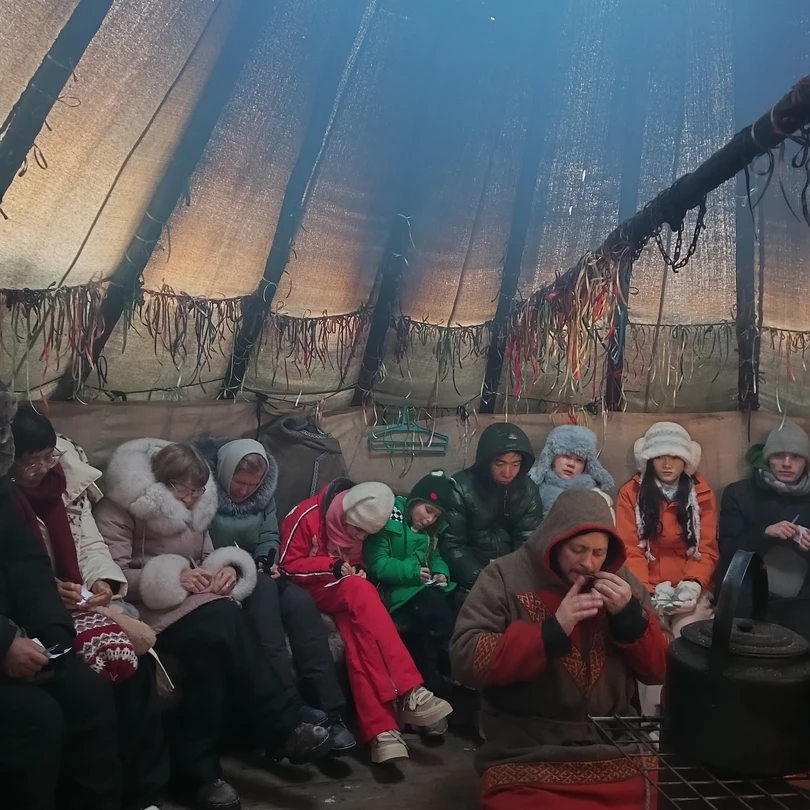 Отличная программа, ребенку очень понравилось:наряжались в саамов, играли в саамский футбол, перетягивание палки, пили бульон из