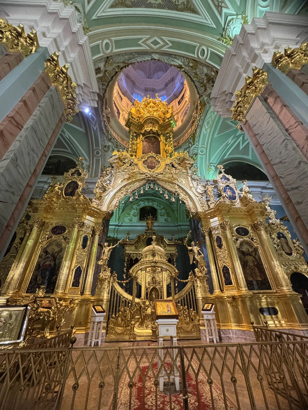 3,5 часа пролетели как один миг! Несмотря на дождливую погоду, экскурсия была составлена очень грамотно. Александр