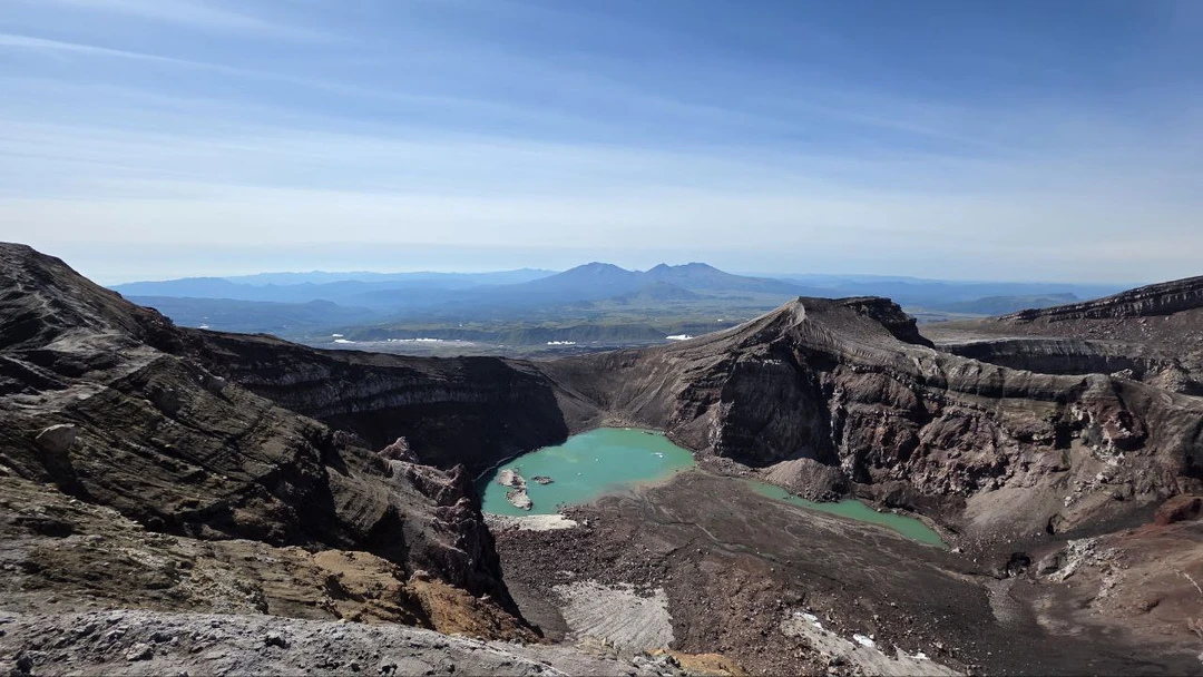 Ездили с Виталием. Классный гид, дружелюбный, много рассказывал интересного, всех ждал на подьеме. Нам повезло с
